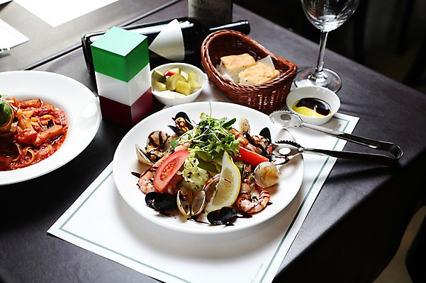 포토 JPG 그릇 접시 음식 빵 토마토 채소 와인잔 탁자 술병 조개 잔 새우 파스타 서양음식 스파게티 집게 사람없음 컵 와인 샐러드 해물요리 기름 레몬 해산물 와인병 피클 홍합 해물샐러드 국내포토 식기 가구 술잔 과일 병_용기 어패류 주류 갑각류 절임 파일형식