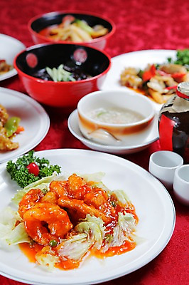 포토 JPG 그릇 접시 음식 채소 술잔 방울토마토 술병 잔 새우 파슬리 사람없음 아웃포커스 컵 중식 죽 새우요리 깐쇼새우 국내포토 식기 토마토 병_용기 주류 촬영기법 갑각류 파일형식