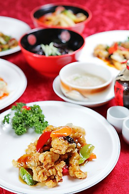 포토 JPG 그릇 접시 음식 채소 술잔 술병 잔 파슬리 육류 사람없음 아웃포커스 컵 중식 죽 탕수육 국내포토 식기 식재료 병_용기 주류 촬영기법 파일형식