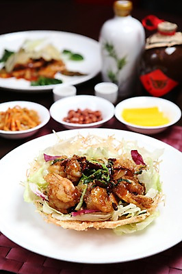 포토 JPG 그릇 접시 채소 반찬 술병 새우 사람없음 아웃포커스 중식 튀김 해산물 새우요리 깐쇼새우 국내포토 식기 음식 병_용기 주류 촬영기법 갑각류 파일형식