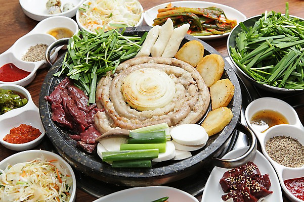 포토 JPG 그릇 접시 한식 음식 채소 양파 김치 감자 떡 육류 사람없음 버섯 샐러드 양념 가스레인지 냄비 구이 간 쌈장 부추 파 메추리알 곱창 막창 기름장 국내포토 식기 식재료 알 가전제품 레인지 장기_의학 솥 파일형식