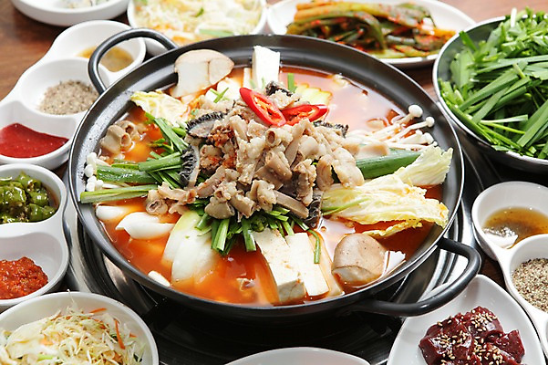 포토 JPG 그릇 접시 한식 음식 채소 고추 양파 김치 사람없음 버섯 샐러드 양념 가스레인지 냄비 찌개 배추 탕 간 두부 쌈장 전골 부추 곱창 곱창전골 전골요리 국내포토 식기 육류 가전제품 레인지 장기_의학 솥 파일형식