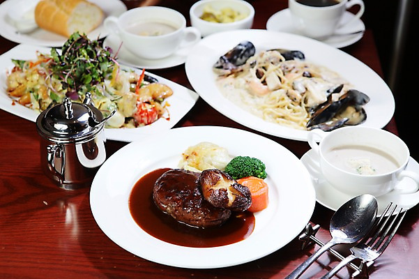 포토 JPG 그릇 접시 커피 음식 빵 포크 채소 주전자 잔 파스타 서양음식 스파게티 육류 스테이크 사람없음 아웃포커스 컵 숟가락 당근 샐러드 소고기 면류 면 수프 찻잔 브로콜리 피클 홍합 해물스파게티 해물파스타 홍합스파게티 국내포토 식기 음료 식재료 주방용품 어패류 뿌리채소 촬영기법 수저 절임 파일형식