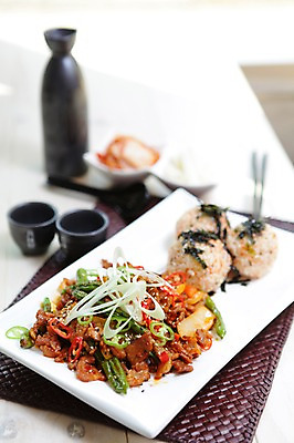 포토 JPG 그릇 접시 한식 음식 술잔 고추 밥 반찬 술병 김치 잔 수저 육류 사람없음 아웃포커스 컵 김 안주 볶음 파 주먹밥 제육볶음 국내포토 식기 채소 식재료 병_용기 주류 촬영기법 해조류 파일형식