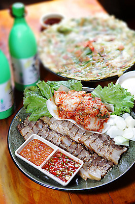 포토 JPG 그릇 접시 한식 채소 술병 김치 마늘 육류 돼지고기 사람없음 아웃포커스 상추 안주 깨 보쌈 쌈장 부침개 막걸리 수육 파전 막걸리잔 국내포토 식기 음식 술잔 식재료 병_용기 주류 촬영기법 양념 조미료 파일형식