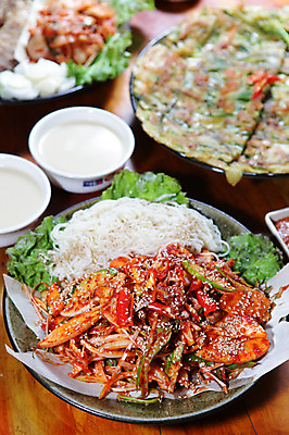 포토 JPG 그릇 접시 한식 음식 채소 술잔 양파 오이 잔 사람없음 아웃포커스 컵 당근 면류 면 골뱅이 상추 전 안주 매움 깨 부침개 무침 막걸리 골뱅이무침 동동주 소면 파전 국내포토 식기 식재료 어패류 뿌리채소 주류 촬영기법 조미료 맛 파일형식