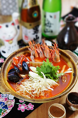 포토 JPG 그릇 음식 인형 채소 술병 조개 잔 새우 사람없음 아웃포커스 컵 해물요리 라멘 라면 면류 면 병 냄비 해산물 홍합 파 쑥갓 해물라면 일본음식 국내포토 식기 병_용기 어패류 주류 촬영기법 갑각류 솥 파일형식