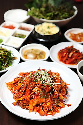 포토 JPG 그릇 접시 한식 음식 채소 반찬 김치 사람없음 아웃포커스 상추 매움 쌈 무순 무침 계란찜 양파초절임 국내포토 식기 촬영기법 맛 계란요리 찜 새싹채소 절임 파일형식