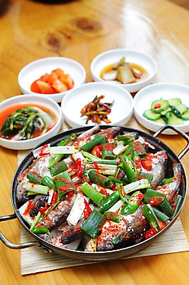 포토 JPG 그릇 접시 한식 채소 고추 호박 반찬 김치 사람없음 아웃포커스 해물요리 양념 냄비 깍두기 해산물 생선요리 대나무발 파 열무김치 고춧가루 나무탁자 생선찌개 양파초절임 국내포토 식기 음식 탁자 촬영기법 어류 솥 찌개 가루 절임 파일형식