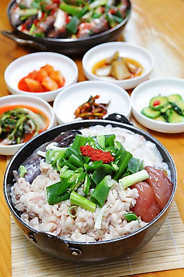 포토 JPG 그릇 접시 한식 채소 고추 호박 반찬 김치 어류 사람없음 아웃포커스 해물요리 양념 장기 냄비 깍두기 해산물 대나무발 파 열무김치 나무탁자 생선알 생선찌개 알탕 양파초절임 국내포토 식기 음식 신체 탁자 촬영기법 알 수중동물 솥 찌개 탕 절임 파일형식