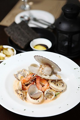 포토 JPG 그릇 접시 음식 빵 포크 조개 새우 파스타 서양음식 스파게티 사람없음 아웃포커스 숟가락 해물요리 면류 면 기름 해산물 오징어 피클 가리비 해물스파게티 해물파스타 국내포토 식기 어패류 연체동물 촬영기법 수저 갑각류 수중동물 절임 파일형식