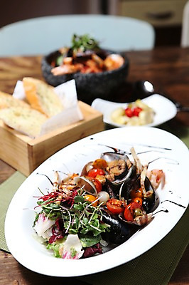 포토 JPG 그릇 접시 음식 빵 채소 방울토마토 조개 새우 서양음식 사람없음 아웃포커스 샐러드 해물요리 해산물 뚝배기 피클 홍합 마늘빵 해물샐러드 국내포토 식기 토마토 어패류 촬영기법 갑각류 절임 파일형식