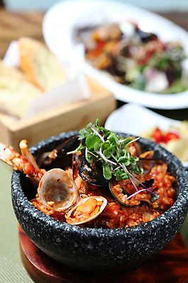 포토 JPG 그릇 접시 음식 빵 채소 밥 조개 서양음식 사람없음 아웃포커스 해물요리 해산물 뚝배기 피클 홍합 리조또 마늘빵 국내포토 식기 어패류 촬영기법 절임 파일형식