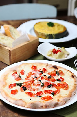 포토 JPG 그릇 접시 음식 빵 방울토마토 피자 서양음식 사람없음 아웃포커스 피클 토핑 마늘빵 화덕피자 국내포토 식기 토마토 패스트푸드 촬영기법 절임 파일형식