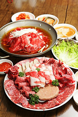 포토 JPG 그릇 접시 채소 식재료 반찬 양파 김치 파슬리 생고기 육류 사람없음 버섯 소고기 소시지 냄비 상추 쌈 팽이버섯 쌈장 패티 양파초절임 국내포토 식기 한식 음식 양념 가공식품 솥 절임 파일형식