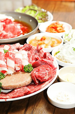 포토 JPG 그릇 접시 채소 식재료 반찬 양파 김치 마늘 생고기 육류 사람없음 아웃포커스 소고기 냄비 상추 쌈 소금 패티 양파초절임 국내포토 식기 한식 음식 촬영기법 솥 절임 파일형식