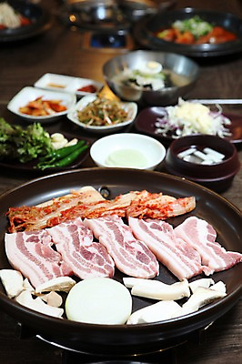 포토 JPG 그릇 접시 채소 반찬 양파 김치 마늘 생고기 육류 돼지고기 사람없음 아웃포커스 버섯 샐러드 상추 무 구이 뚝배기 쌈 삼겹살 불판 냉면 물김치 국내포토 식기 한식 음식 식재료 여름음식 뿌리채소 촬영기법 파일형식