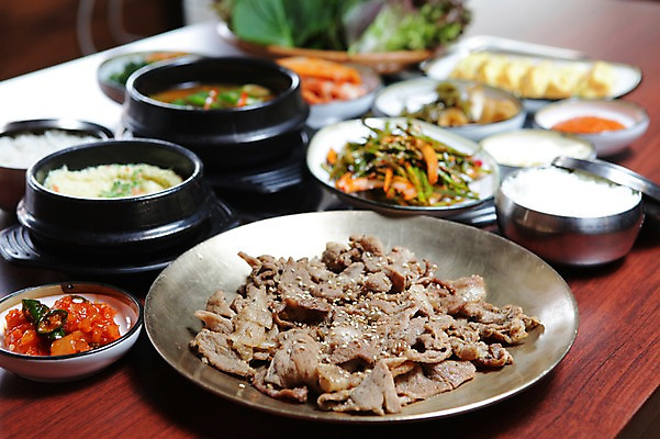 포토 JPG 그릇 접시 한식 음식 채소 밥 반찬 육류 사람없음 아웃포커스 소고기 상추 뚝배기 볶음 쌈 정식 밥그릇 한정식 불고기 계란말이 계란찜 국내포토 식기 식재료 촬영기법 계란요리 찜 파일형식