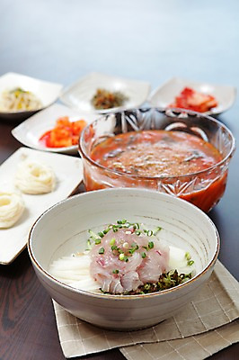 포토 JPG 그릇 접시 한식 음식 채소 반찬 김치 어류 사람없음 아웃포커스 회 대접 면류 면 파 조각보 물회 소면 회덮밥 국내포토 식기 촬영기법 수중동물 보자기_천 덮밥 파일형식