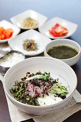 포토 JPG 그릇 접시 한식 음식 채소 밥 반찬 김치 오이 어류 사람없음 아웃포커스 회 대접 김 상추 덮밥 국 비빔밥 무순 조각보 회덮밥 국내포토 식기 촬영기법 수중동물 보자기_천 해조류 새싹채소 파일형식