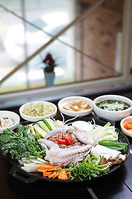 포토 JPG 그릇 접시 한식 음식 채소 호박 양파 육류 사람없음 아웃포커스 버섯 당근 해물요리 냄비 무 해산물 콩나물 전골 파 쑥갓 낙지 미나리 낙지전골 양파초절임 국내포토 식기 식재료 연체동물 뿌리채소 촬영기법 수중동물 솥 나물 절임 파일형식