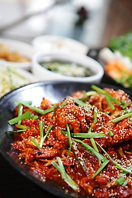 포토 JPG 그릇 접시 한식 반찬 새우 근접촬영 사람없음 아웃포커스 해물요리 해산물 매움 깨 부추 낙지 해물찜 국내포토 식기 음식 뷰포인트 채소 식재료 연체동물 촬영기법 갑각류 수중동물 조미료 맛 찜 파일형식