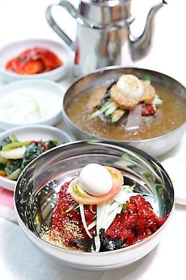 포토 JPG 그릇 접시 한식 음식 토마토 채소 주전자 여름음식 사람없음 아웃포커스 계란 대접 면류 면 고명 양념 김 무 냉면 삶은계란 물냉면 비빔냉면 열무김치 제철음식 국내포토 식기 주방용품 김치 뿌리채소 촬영기법 알 해조류 계란요리 제철 파일형식 여름_계절