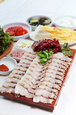 포토 JPG 그릇 접시 한식 채소 고추 반찬 김치 마늘 육류 돼지고기 사람없음 아웃포커스 상추 배추 쌈 삼겹살 보쌈 쌈장 백김치 무생절이 새우젓 수육 국내포토 식기 음식 식재료 촬영기법 양념 젓갈 파일형식