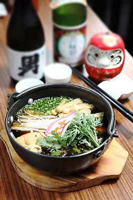 포토 JPG 그릇 젓가락 술병 잔 사람없음 아웃포커스 버섯 냄비 어묵 받침대 팽이버섯 파 쑥갓 나베 다루마 어묵탕 유부 일본음식 국내포토 식기 음식 채소 병_용기 주류 촬영기법 수저 솥 탕 일본전통 파일형식