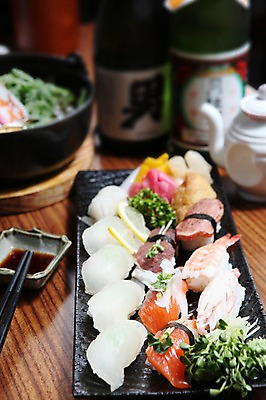 포토 JPG 그릇 접시 채소 젓가락 주전자 술병 파슬리 사람없음 아웃포커스 초밥 레몬 생선초밥 간장 무순 새우초밥 일본음식 국내포토 식기 음식 과일 주방용품 병_용기 새우 주류 촬영기법 수저 양념 새싹채소 파일형식