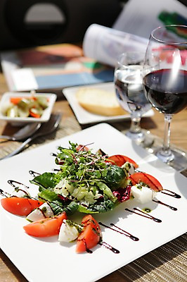 포토 JPG 그릇 접시 음식 빵 포크 토마토 채소 와인잔 잔 치즈 서양음식 사람없음 아웃포커스 장식 컵 물 와인 숟가락 샐러드 물컵 피클 마늘빵 국내포토 자연요소 식기 술잔 유제품 주류 촬영기법 수저 절임 파일형식