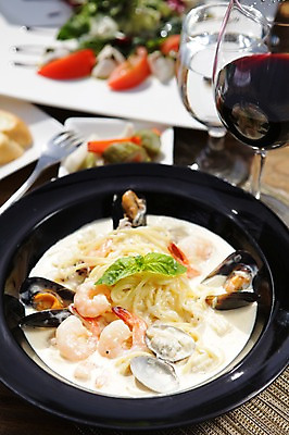 포토 JPG 그릇 접시 음식 포크 와인잔 조개 잔 새우 파스타 서양음식 스파게티 사람없음 아웃포커스 컵 물 와인 샐러드 해물요리 면류 면 허브 해산물 물컵 피클 홍합 바질 해물스파게티 크림스파게티 크림소스파스타 해물파스타 국내포토 자연요소 식물 식기 술잔 어패류 주류 촬영기법 갑각류 절임 파일형식