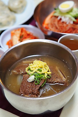 포토 JPG 그릇 접시 한식 음식 반찬 김치 사람없음 아웃포커스 대접 만두 갈비 냉면 갈비탕 국내포토 식기 여름음식 촬영기법 육류 탕 파일형식