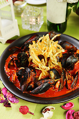 포토 JPG 식물 그릇 접시 꽃잎 꽃 음식 촛불 조개 파스타 서양음식 스파게티 사람없음 아웃포커스 해물요리 감자튀김 해산물 와인병 홍합 해물스파게티 해물파스타 홍합스파게티 국내포토 식기 초 병_용기 어패류 감자 촬영기법 와인 튀김 파일형식