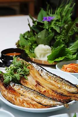 포토 JPG 그릇 접시 한식 김치 사람없음 아웃포커스 해물요리 구이 해산물 생선요리 생선구이 쑥갓 고등어 꽁치 쌈채소 국내포토 식기 음식 채소 촬영기법 어류 파일형식