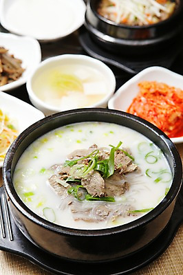 포토 JPG 그릇 접시 한식 반찬 김치 육류 사람없음 아웃포커스 뚝배기 파 설렁탕 국내포토 식기 음식 채소 식재료 촬영기법 탕 파일형식