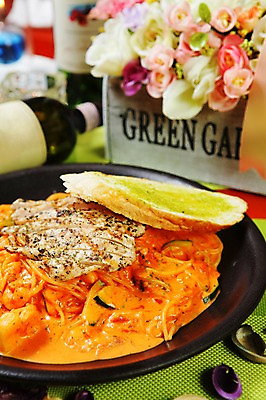 포토 JPG 식물 그릇 접시 꽃 음식 빵 파스타 서양음식 스파게티 육류 사람없음 아웃포커스 와인 면류 면 와인병 마늘빵 국내포토 식기 식재료 병_용기 주류 촬영기법 파일형식