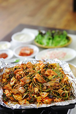 포토 JPG 그릇 접시 한식 음식 채소 반찬 김치 육류 돼지고기 사람없음 아웃포커스 상추 은박지 볶음 불판 파 고기요리 돼지고기볶음 두루치기 국내포토 식기 식재료 촬영기법 파일형식