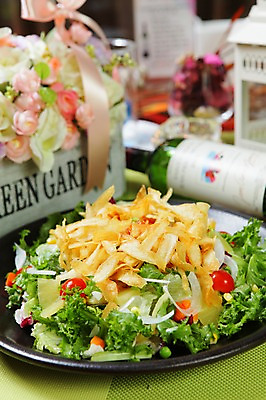 포토 JPG 그릇 접시 꽃 음식 채소 방울토마토 서양음식 사람없음 아웃포커스 와인 샐러드 감자튀김 와인병 국내포토 식물 식기 토마토 병_용기 감자 주류 촬영기법 튀김 파일형식