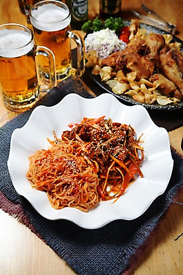 포토 JPG 그릇 접시 한식 음식 잔 맥주 육류 사람없음 컵 치킨 닭고기 닭 면류 면 골뱅이 안주 철판 맥주잔 무침 골뱅이무침 소면 치맥 국내포토 식기 술잔 식재료 조류 어패류 주류 닭고기요리 파일형식