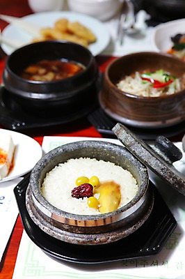 포토 JPG 그릇 접시 한식 음식 밥 사람없음 아웃포커스 뚜껑 냄비 받침대 뚝배기 대추 정식 한정식 영양돌솥밥 영양밥 은행열매 국내포토 식기 열매 촬영기법 솥 돌솥밥 파일형식