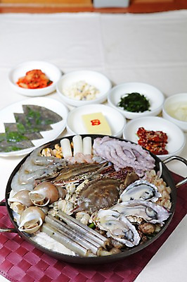 포토 JPG 그릇 접시 반찬 조개 김치 새우 떡 사람없음 아웃포커스 해물요리 꽃게 게 굴 소라 냄비 해산물 홍합 낙지 해물탕 맛조개 국내포토 식기 한식 음식 어패류 연체동물 촬영기법 갑각류 수중동물 솥 파일형식