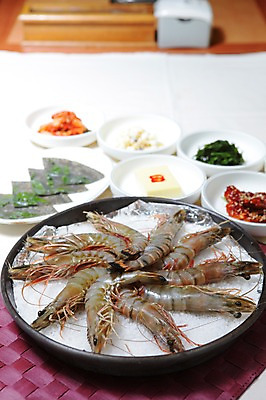 포토 JPG 그릇 접시 한식 음식 반찬 김치 새우 사람없음 아웃포커스 해물요리 냄비 전 구이 대하 해산물 소금 부침개 새우요리 소금구이 국내포토 식기 촬영기법 갑각류 솥 파일형식