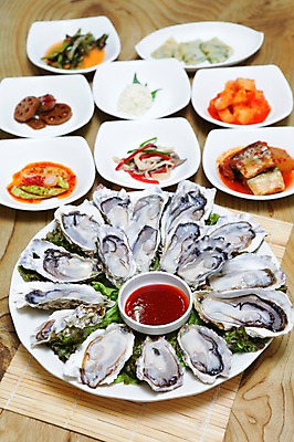 포토 JPG 그릇 접시 한식 김치 오이 사람없음 아웃포커스 해물요리 회 굴 전 깍두기 해산물 대나무발 부침개 나무탁자 생선조림 연근조림 초고추장 국내포토 식기 음식 채소 탁자 어패류 촬영기법 양념 조림 파일형식