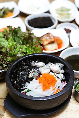 포토 JPG 그릇 접시 한식 채소 반찬 사람없음 아웃포커스 해물요리 굴 김 상추 무 해산물 뚝배기 비빔밥 한정식 날치알 국내포토 식기 음식 어패류 뿌리채소 촬영기법 알 해조류 정식 파일형식