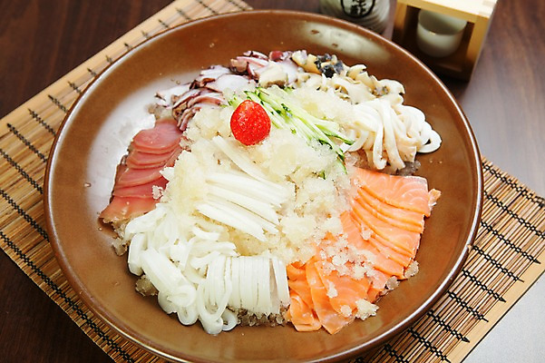 포토 JPG 그릇 접시 채소 딸기 술병 여름음식 오이 잔 사람없음 얼음 해물요리 생선회 해산물 오징어 문어 대나무발 냉채 연어회 일본음식 국내포토 자연요소 식기 음식 과일 병_용기 연체동물 주류 수중동물 회 연어 파일형식 여름_계절