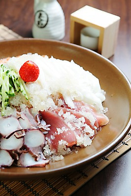 포토 JPG 그릇 접시 채소 술잔 딸기 술병 여름음식 오이 사람없음 아웃포커스 얼음 해물요리 해산물 문어 대나무발 냉채 일본음식 국내포토 자연요소 식기 음식 과일 병_용기 잔 연체동물 주류 촬영기법 수중동물 파일형식 여름_계절