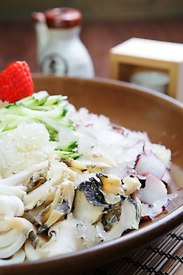 포토 JPG 그릇 접시 음식 채소 과일 딸기 술병 여름음식 오이 잔 사람없음 아웃포커스 컵 얼음 해물요리 해산물 문어 대나무발 전복 냉채 일본음식 국내포토 자연요소 식기 병_용기 어패류 연체동물 주류 촬영기법 수중동물 파일형식 여름_계절