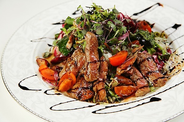 포토 JPG 그릇 접시 음식 채소 방울토마토 서양음식 육류 스테이크 근접촬영 사람없음 장식 샐러드 국내포토 식기 뷰포인트 토마토 식재료 파일형식