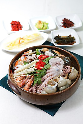 포토 JPG 그릇 접시 한식 채소 고추 호박 반찬 조개 김치 새우 사람없음 아웃포커스 버섯 해물요리 꽃게 소라 냄비 해산물 홍합 팽이버섯 가리비 쑥갓 낙지 해물탕 백김치 주꾸미 국내포토 식기 음식 어패류 연체동물 촬영기법 갑각류 수중동물 게 솥 파일형식